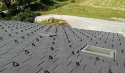 Chantier rénovation toiture et zinguerie complète avec la pose de panneaux solaire sur la commune de Faverges