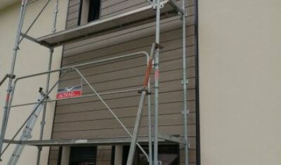 Pose et installation de bardage cédral sur une maison individuelle neuve près d'Albertville